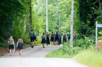Ungdomar och barn i Sturmvogels uniform vandrar med organisationens svart/röda fana. (Foto Tor Gasslander och Peo Möller)