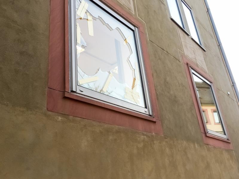 Zwei Fensterscheiben wurden in der Stephanstraße eingeworfen – Foto: Pascal Höfig