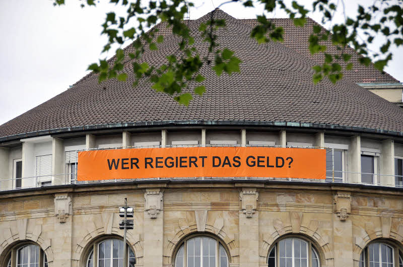 Personalrat und Gewerkschaft reagieren verärgert auf die Idee der Theaterleitung, Geld zu sparen. Es würde vor allem Beschäftigte treffen, die ihren Arbeitsplatz hinter der Bühne haben (kleines Bild)