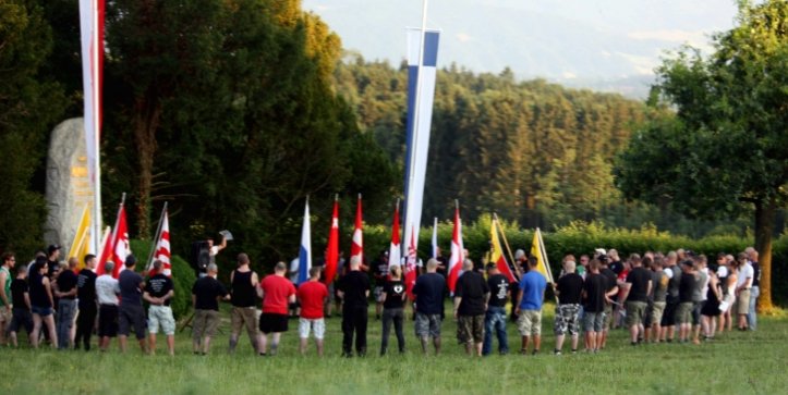 Versammlung der Rechtsradikalen auf dem Schlachtfeld in Sempach diesen Samstagnachmittag.