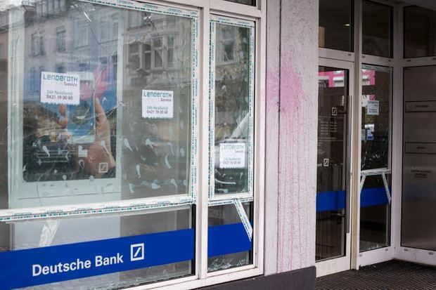 Mehrere Scheiben einer Bankfiliale in der Neustadt wurden eingeschlagen.  (Jonas Völpel)