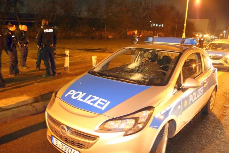 Der erste Übergriff ereignete sich gegen 2 Uhr in der Nacht zu Sonntag an der Köpenicker Straße in Kreuzberg. Jemand warf einen Stein gegen ein Fahrzeug des Objektschutzes.