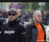 Links: Ulf Ringleb Neonaziführer Sachsen Anhalt mit Pullover der Nationalen Sozialisten Nordharz anmelder der erste Mai Demo in  Halle. Wer ist die Rechte Person?