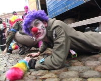 Clown unter Wagen