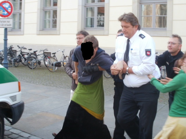 Ein Aktivist wurde in die Polizeiwache gebracht