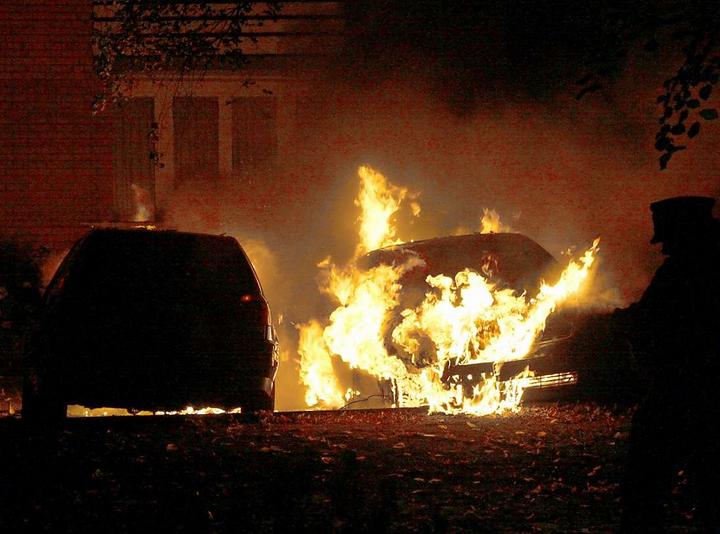 Brennende Autos. Nicht mehr alle Fälle werden gemeldet - um Nachahm-Taten zu vermeiden.FOTO: DPA