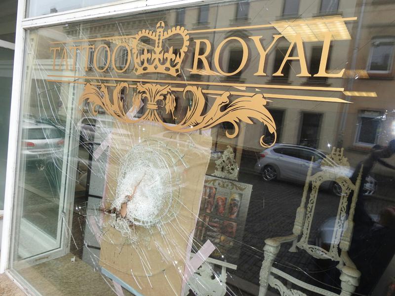 Die Schaufensterscheiben eines Tattoostudios in der Kantstraße wurde zerstört.