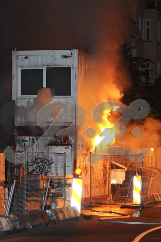 Außerdem wurden zwei Baucontainer durch die Flammen beschädigt