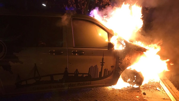  Ein zweites Fahrzeug brennt kurz zuvor an der Hindenburgstraße in Hamburg-Winterhude völlig aus - in Sichtweite des Polizeipräsidiums. Der Van gehört der Gewerkschaft der Polizei und steht unmittelbar vor deren Geschäftsstelle.
