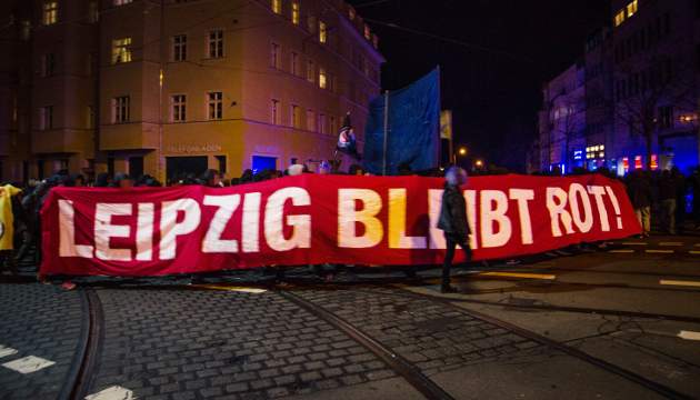 "Leipzig bleibt rot" – Antifa-Demo in Connewitz einen Tag nach dem Naziangriff vom 11. Januar 2016. Foto: Caruso Pinguin (CreativeCommons BY-NC 2.0)